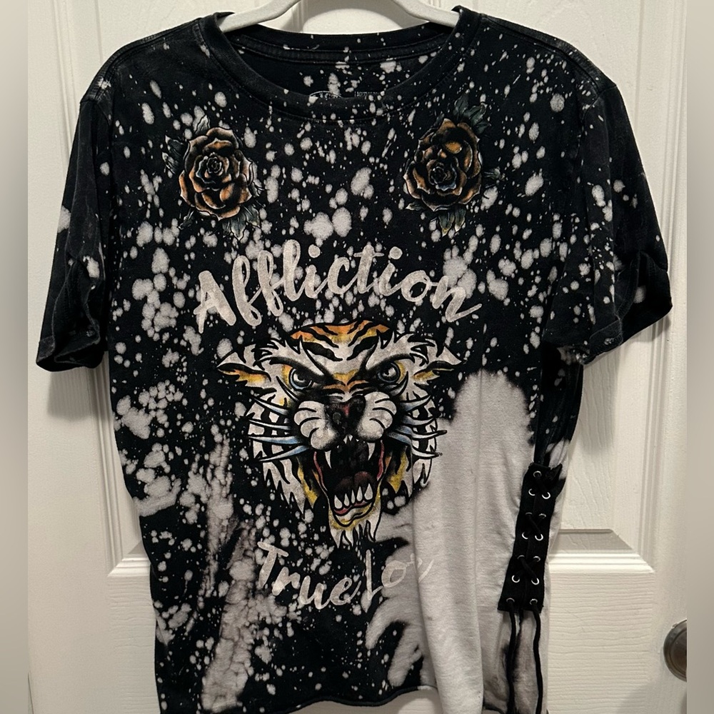 Affliction Short Sleeve Tee. Size Medium, loose fitting. Good condition